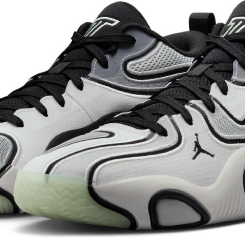Jordan Men's Black and Gray Sneakers